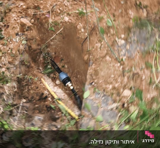 חפירה באדמה עם צינור חשוף